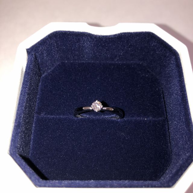 【4℃ BRIDAL(ヨンドシーブライダル)の口コミ】 シンプルな指輪を探しており、ウェーブがかかった指輪も提案していただき…