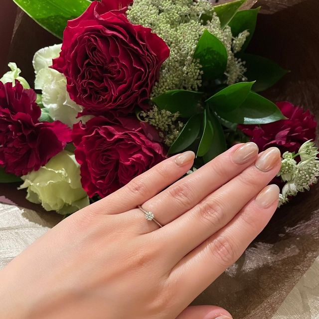 【Foulason(フレゾン)の口コミ】 シンプルで予算とマッチしたため購入しました。
ダイヤがたくさん散りばめ…