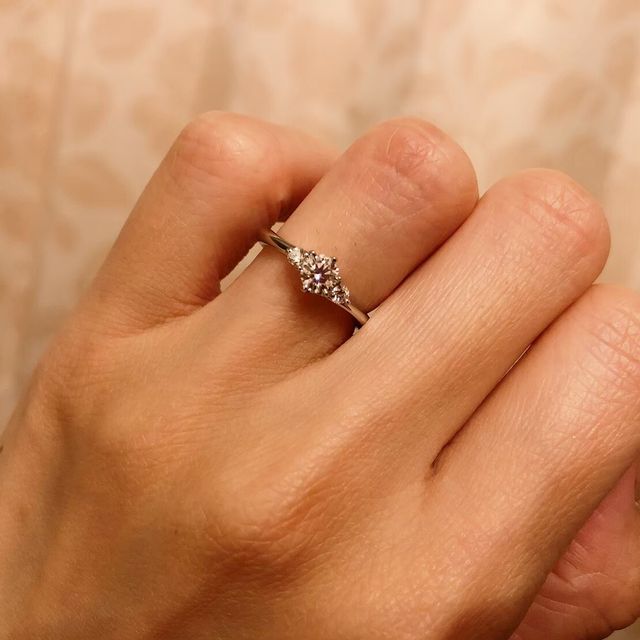 【銀座ダイヤモンドシライシの口コミ】 真ん中のダイヤの両横にメレダイヤが１つずつあるデザインでとても好みで…