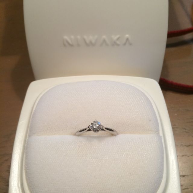 【俄(にわか)の口コミ】 形がシンプルでつけた時もすっきりして見えます。タイヤモンドも俄のこだ…