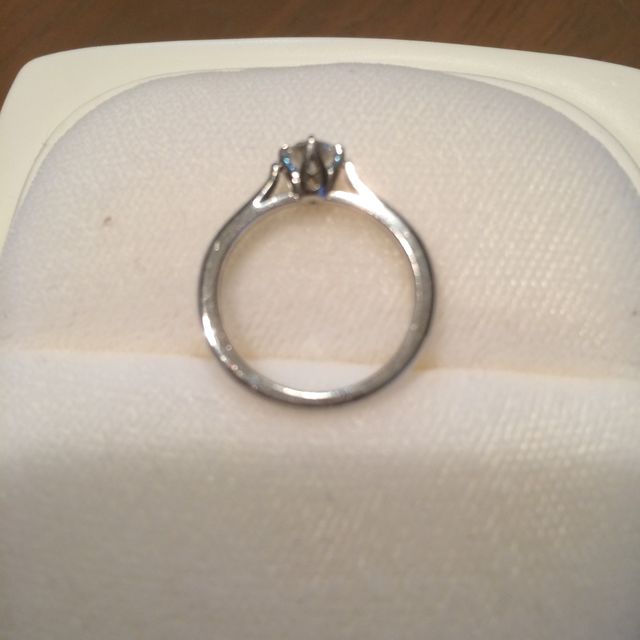 【俄(にわか)の口コミ】 形がシンプルでつけた時もすっきりして見えます。タイヤモンドも俄のこだ…