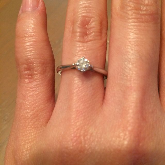 【俄(にわか)の口コミ】 形がシンプルでつけた時もすっきりして見えます。タイヤモンドも俄のこだ…