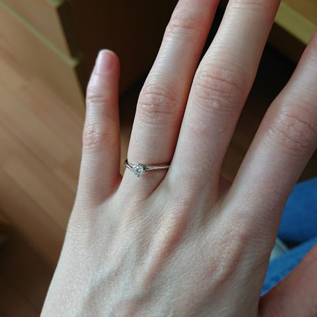 【銀座ダイヤモンドシライシの口コミ】 自分の好きな花がモチーフであったこと、シンプルで上品なデザインが気に…