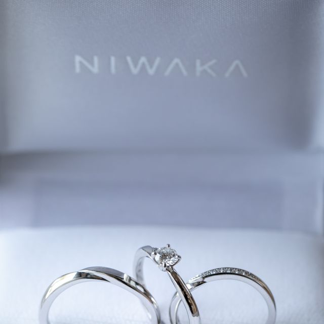 【俄(にわか)の口コミ】 指にはめた時にストレートのものより緩やかなカーブの「せせらぎ」が指が…