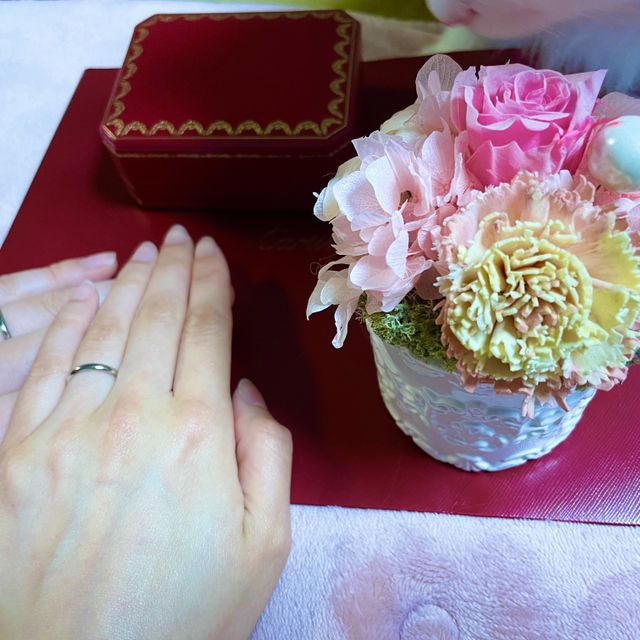 【カルティエ(Cartier)の口コミ】 シンプルで白く輝くプラチナが魅力的に感じました。
幅2.5㎜は男女ともに…