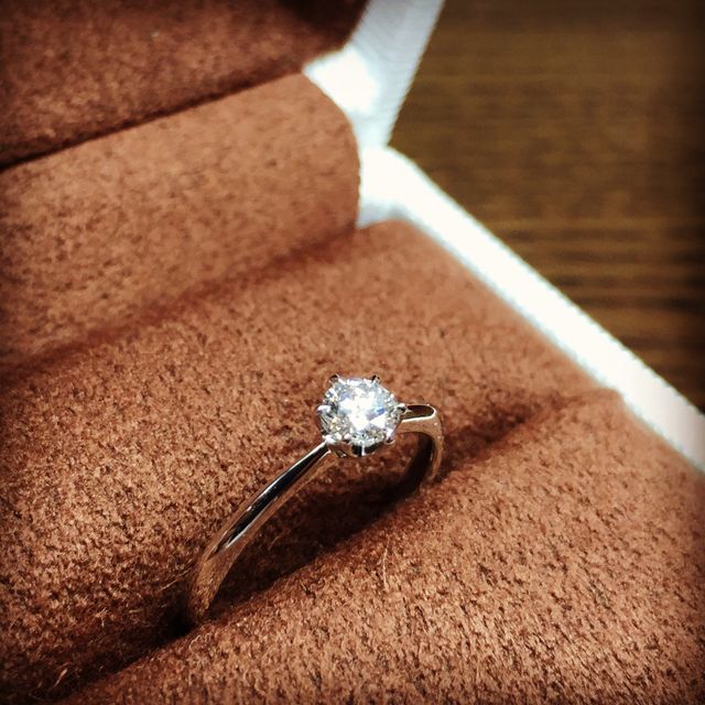 【William-LennyDiamond(ウィリアム・レニー・ダイヤモンド)の口コミ】 彼女は中肉中背で、あまり派手な人ではなかったので指輪はシンプルなデザ…