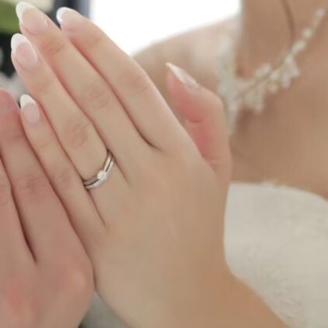 【銀座ダイヤモンドシライシの口コミ】 指輪を彼に頂く際に一緒に購入しに行きましたがとても悩みました。どのシ…