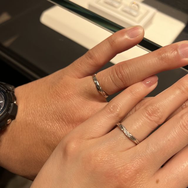 【銀座ダイヤモンドシライシの口コミ】 私も妻もストレートタイプの指輪を探して来店しまいたが、結果的に曲線が…
