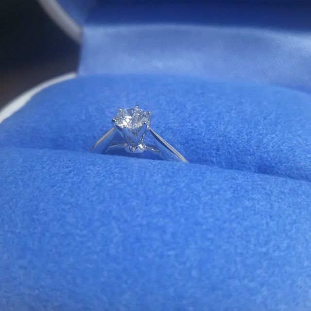 【銀座ダイヤモンドシライシの口コミ】 どうしても、指輪というものは「ブランド費」が付き物ですので、ダイアモ…