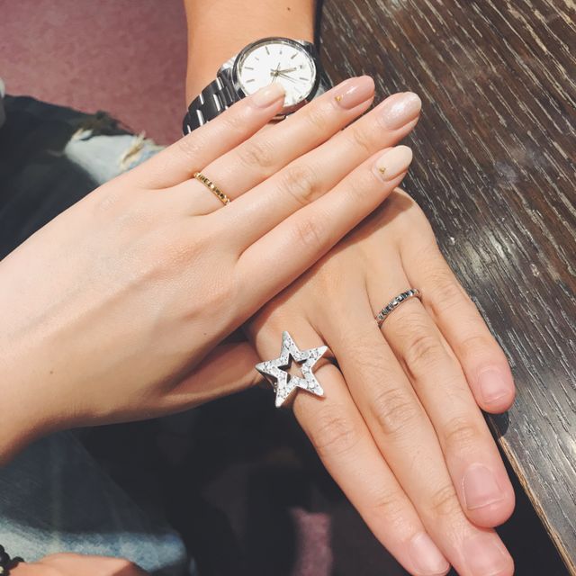 【ブシュロン(BOUCHERON)の口コミ】 普段つけている指輪と馴染むものを！と決めていました。
華奢なリングをた…