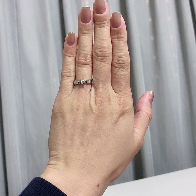 【ブシュロン(BOUCHERON)の口コミ】 素材はプラチナで、ダイヤモンドが映えるデザイン。
細かい堀があり、特殊…