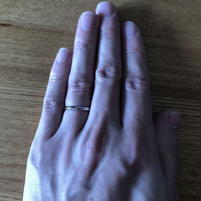 【銀座ダイヤモンドシライシの口コミ】 【指輪のデザイン】
シンプルなものがよかったので、Anolyu アノリューは…