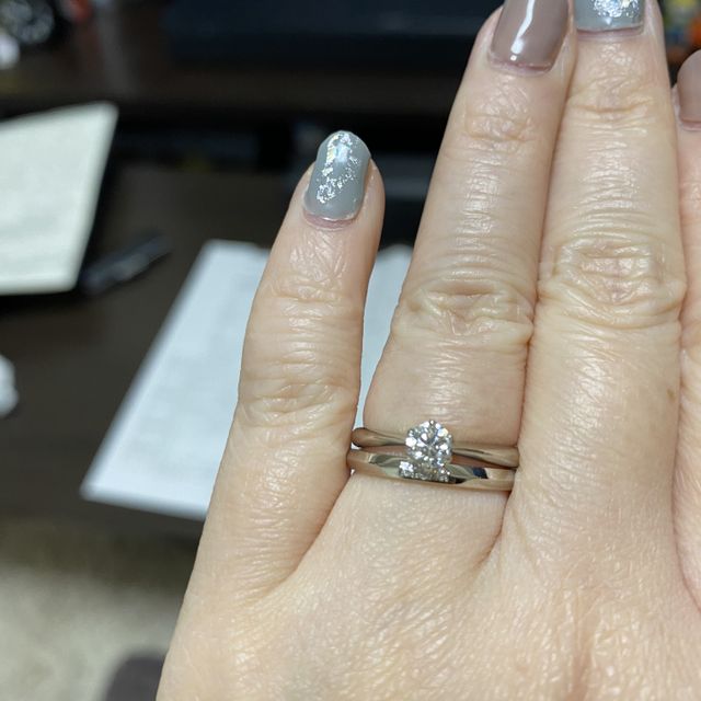 【ラザール ダイヤモンド(LAZARE DIAMOND)の口コミ】 シンプルなデザインながら、少しだけアクセントが入っているところが気に…