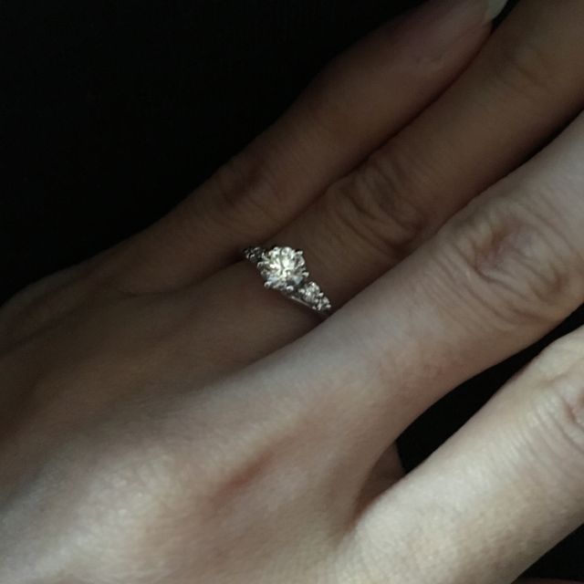 【宝寿堂(ほうじゅどう)の口コミ】 指が細くあまり大きなダイヤは似合わないと思っており当初は0.2〜0.3カラ…