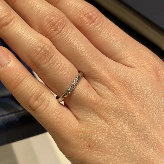 【銀座ダイヤモンドシライシの口コミ】 デザインとしてはストレートな指輪だが、斜めにダイヤが入っていることで…