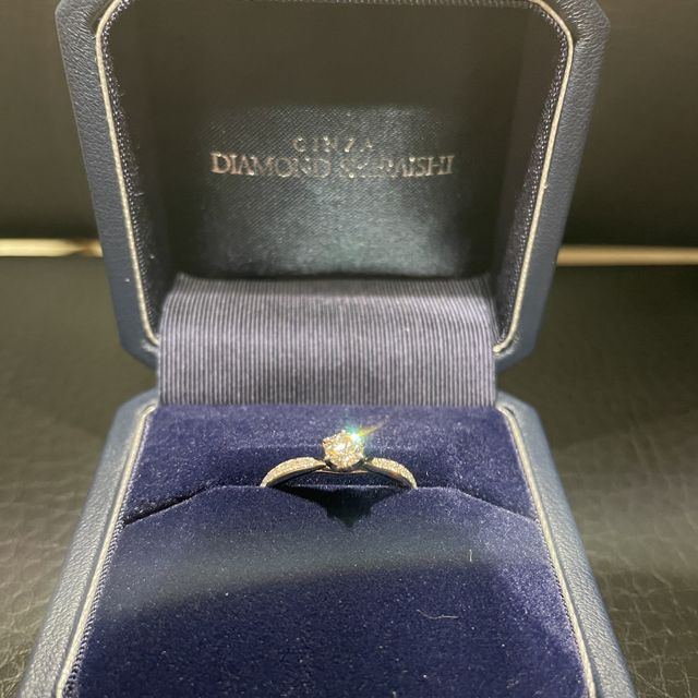 【銀座ダイヤモンドシライシの口コミ】 結婚指輪との重ね付けを考え、角度の付きすぎていないv字を探していたので…