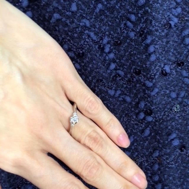 【TRECENTI(トレセンテ)の口コミ】 　まず、デザインのお花が可愛いと思いました。花びらに包まれた永遠の輝…