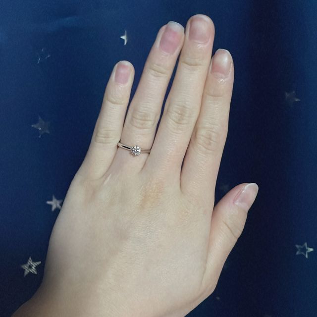 【銀座ダイヤモンドシライシの口コミ】 ダイヤを目立たせるために一石タイプのものを選びました。シンプルですが…