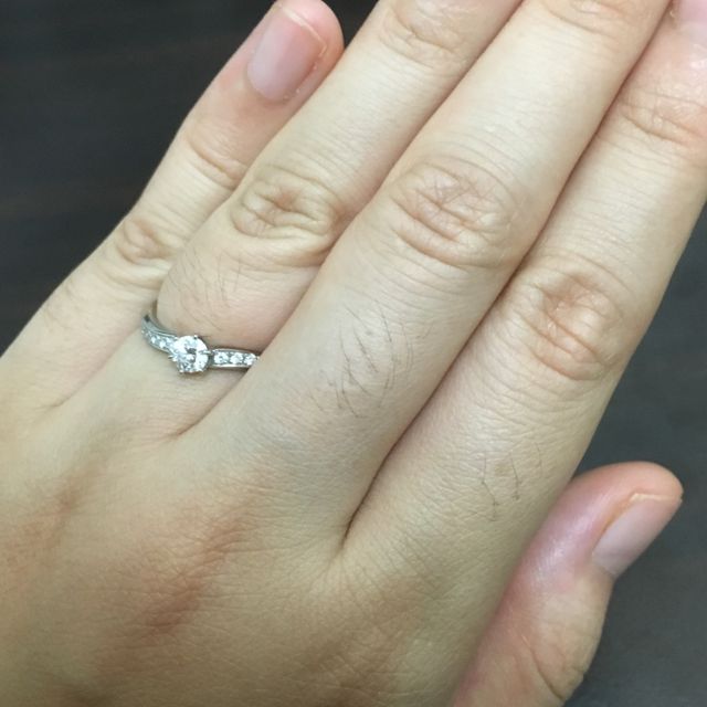 【エクセルコダイヤモンド(EXELCO DIAMOND)の口コミ】 波打つようなデザインとリング部分にちりばめられたダイヤの豪華な雰囲気…