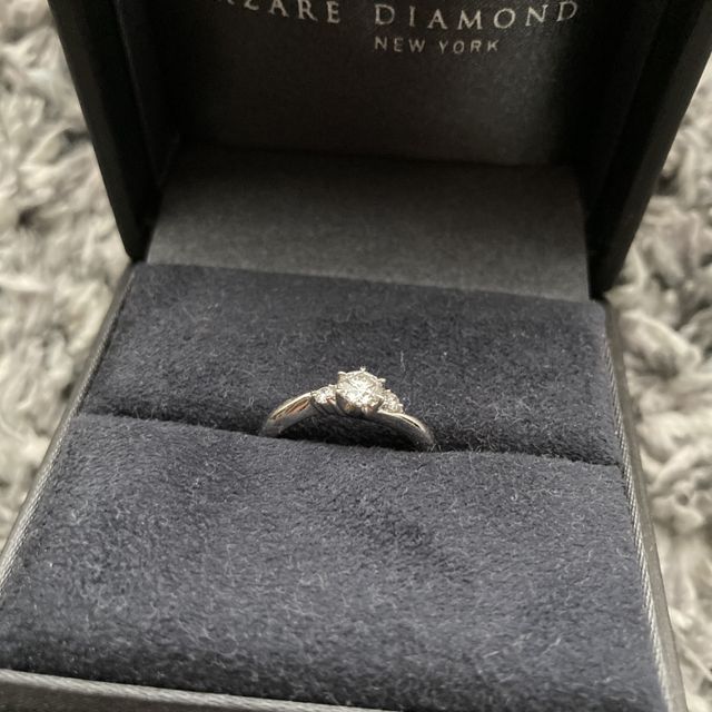 【ラザール ダイヤモンド(LAZARE DIAMOND)の口コミ】 少しだけウェーブなデザインのリングで、ストレートな結婚指輪ともきれい…
