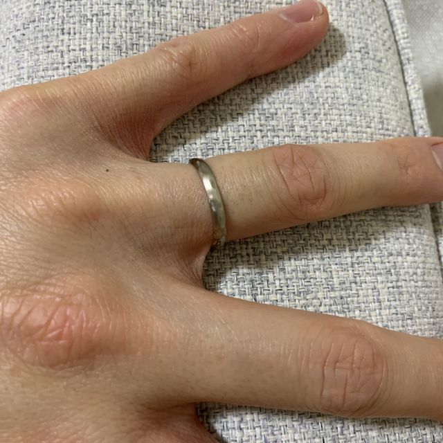 【YUKA HOJO(ユカホウジョウ)の口コミ】 デザインがかわいらしく、着け心地も軽い。
槌目がありキズが今後できたと…