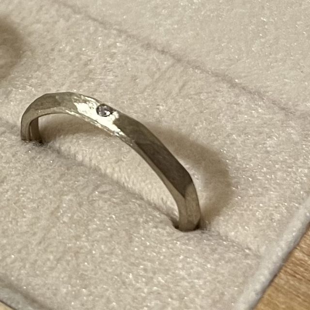 【uchimari(ウチマリ)の口コミ】 キラキラしたものより肌馴染みのいいマットな質感が気に入りました。ゴー…