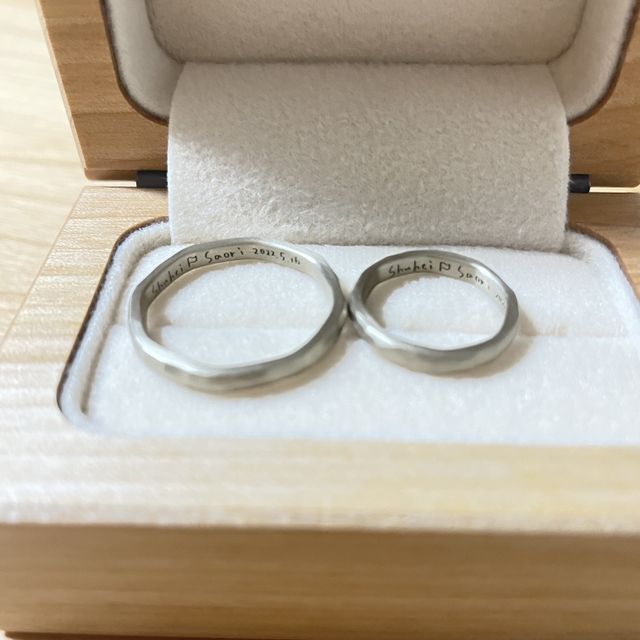 【uchimari(ウチマリ)の口コミ】 指にフィットしやすい個性的な8角形の形を選びました。
色はゴールドが一…