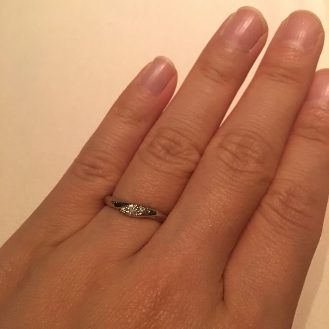 【銀座ダイヤモンドシライシの口コミ】 中央に入っているダイヤモンドが素敵だったから。男性のも同じ形で、ダイ…