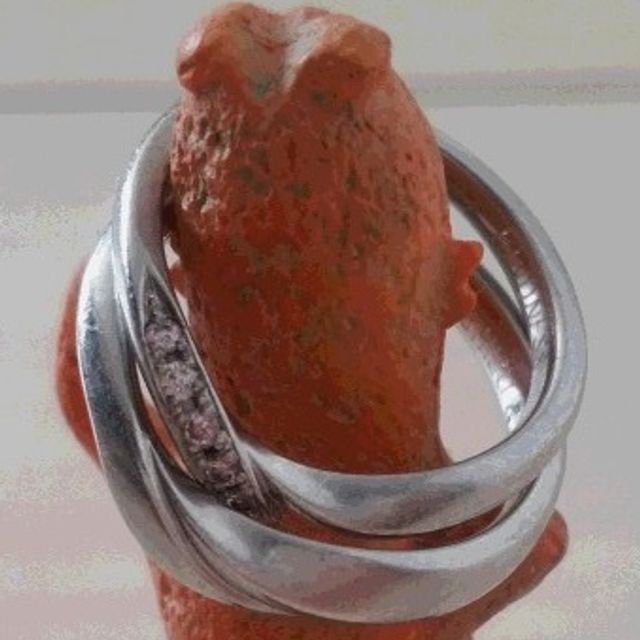 【俄(にわか)の口コミ】 桜をモチーフにしており、ピンクダイヤが５つぶ埋め込まれていてうっすら…