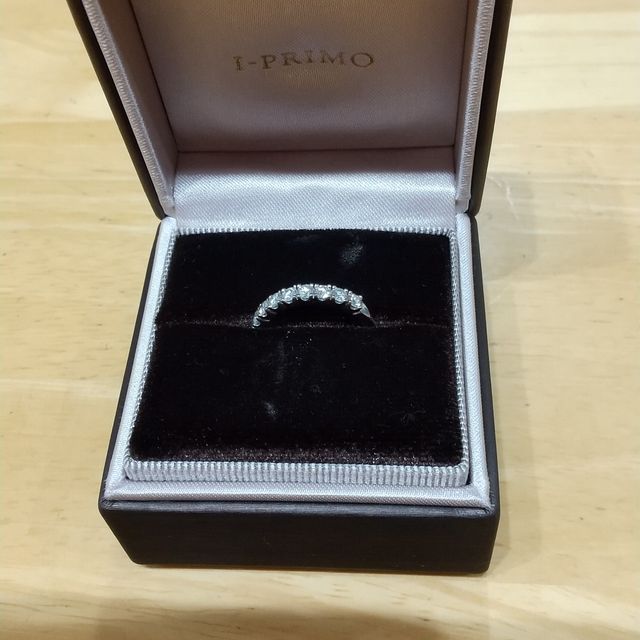 【アイプリモ(I-PRIMO)の口コミ】 光があたっていなくても、もの凄く輝いていて、エタニティーリングのダイ…