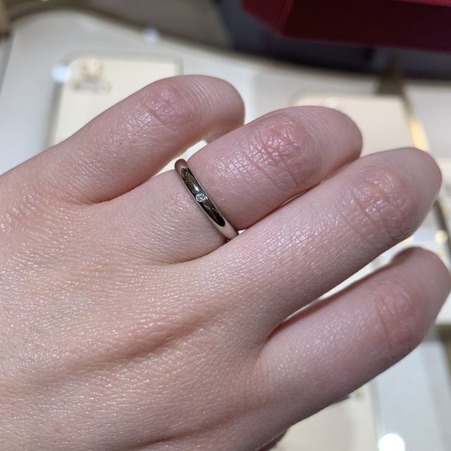 【カルティエ(Cartier)の口コミ】 ダイヤが埋め込まれているがシンプルなので、長く使うことができる。
角ば…