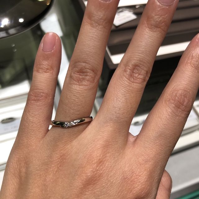 【アイプリモ(I-PRIMO)の口コミ】 柔らかいラインであり、デザインがリボンみたいに、とてもフェミニンな指…