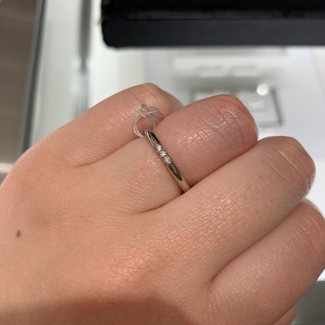 【STAR JEWELRY(スタージュエリー)の口コミ】 ハーフエタニティでは派手すぎると思い、ダイヤが並んでいるものを試着し…