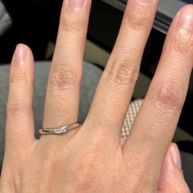 【エクセルコダイヤモンド(EXELCO DIAMOND)の口コミ】 丸みを帯びているV字のデザインで、ボリューム感があり、やわらかくて優し…