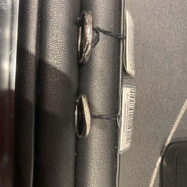 【エクセルコダイヤモンド(EXELCO DIAMOND)の口コミ】 ストレートタイプよりも動きや石が入っている指輪を探していたので理想の…