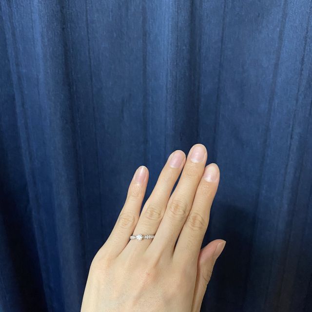 【ティファニー(Tiffany & Co.)の口コミ】 プロポーズのときにサプライズでいただきました。
日常的に着けやすい引っ…