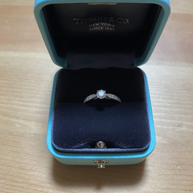 【ティファニー(Tiffany & Co.)の口コミ】 プロポーズのときにサプライズでいただきました。
日常的に着けやすい引っ…