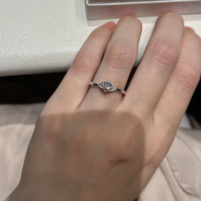 【アイプリモ(I-PRIMO)の口コミ】 シンメトリーでストレートラインのエンゲージリング。
ダイヤモンドが両サ…