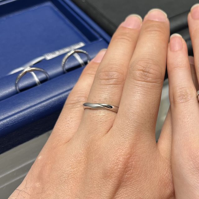 【銀座ダイヤモンドシライシの口コミ】 新婦の指輪に合わせて同じデザインのものにしました。シンプルで飽きの来…