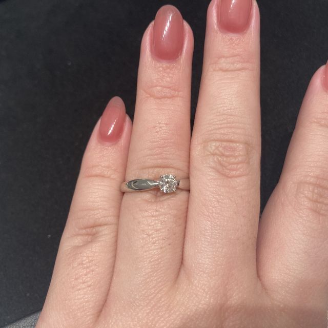 【ティファニー(Tiffany & Co.)の口コミ】 指輪のデザインは至ってシンプルです。ティファニーという感じもなく、普…