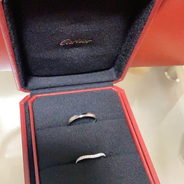 【カルティエ(Cartier)の口コミ】 プラチナで、細すぎず太すぎず、ゆるいカーブで指が綺麗に見えるところと…