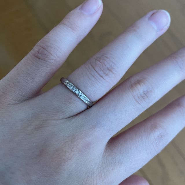 【4℃ BRIDAL(ヨンドシーブライダル)の口コミ】 細すぎず、太すぎず、ちょうど良い太さ。
小さめ5連のダイヤが華奢な感じ…