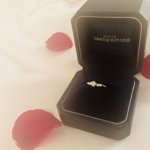 【銀座ダイヤモンドシライシの口コミ】 指輪のデザインはV字と決めていました。とにかく指がきれいに見えるデザイ…