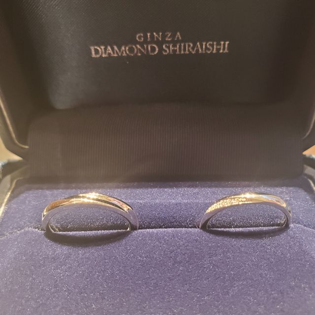 【銀座ダイヤモンドシライシの口コミ】 新婦側の指輪に関しては斜めのラインがかわいくて決めました。細くみえる…