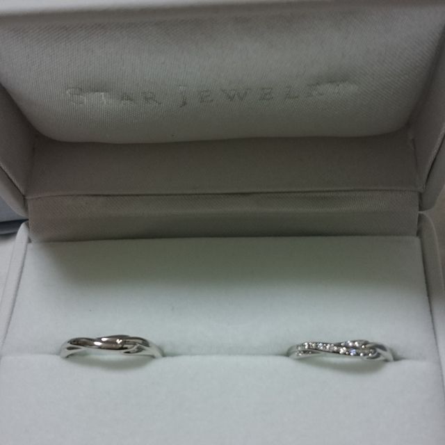 【STAR JEWELRY(スタージュエリー)の口コミ】 女性用のリングには石が並んでいて、シンプルすぎず、派手すぎないので、…