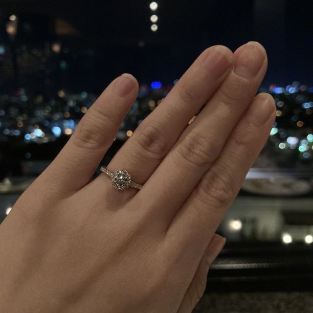 【ラザール ダイヤモンド(LAZARE DIAMOND)の口コミ】 いろいろな店舗を見比べましたが、ラザールのダイヤモンドの輝きがダント…