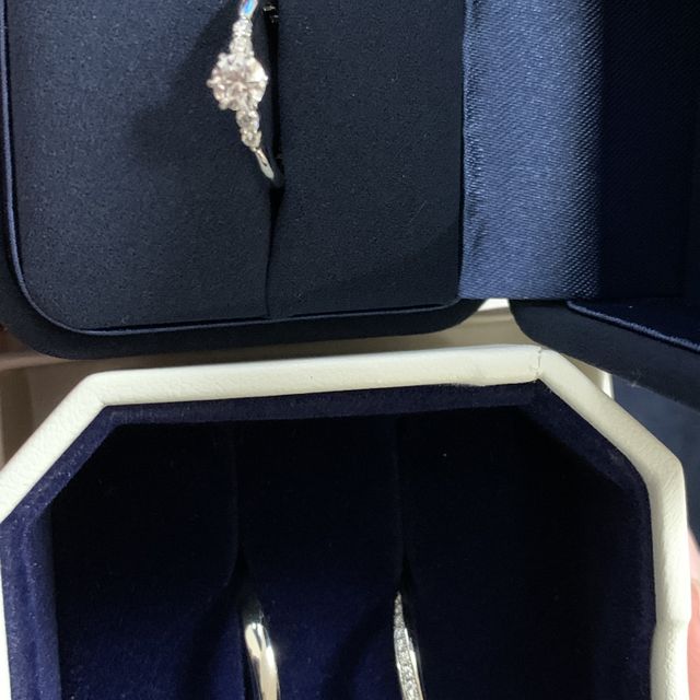 【4℃ BRIDAL(ヨンドシーブライダル)の口コミ】 デザインですね！私は指輪にはとても疎く、現在の妻と一緒に指輪を買いに…