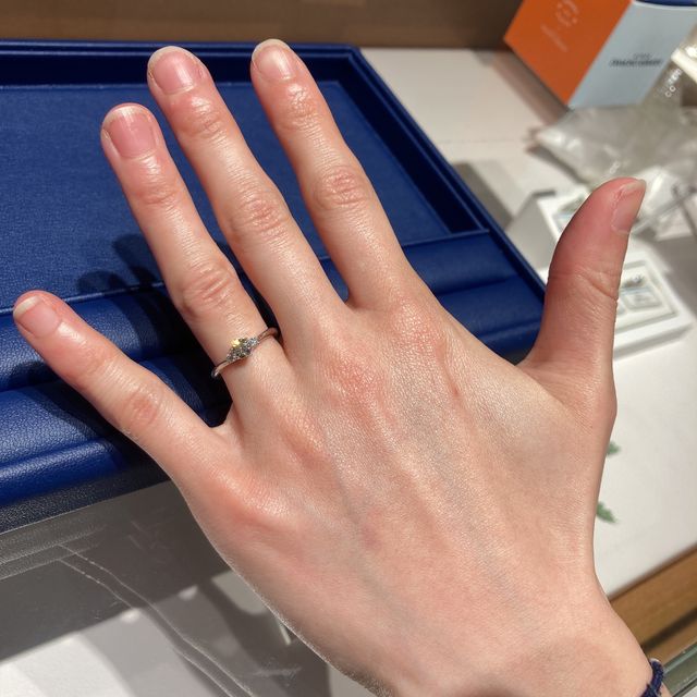 【銀座ダイヤモンドシライシの口コミ】 彼女の笑顔が素敵で、花が大好きなので、スマイリングしリー雨から選べた…