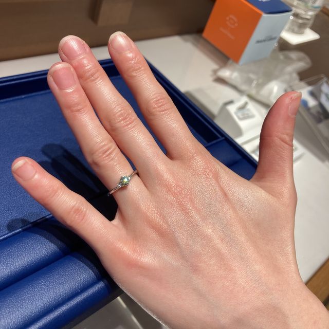 【銀座ダイヤモンドシライシの口コミ】 彼女の笑顔が素敵で、花が大好きなので、スマイリングしリー雨から選べた…