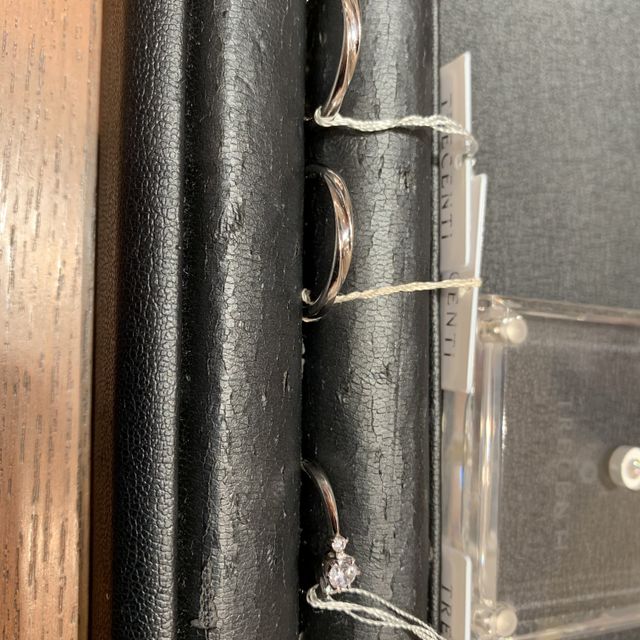 【TRECENTI(トレセンテ)の口コミ】 シンプルなストレートのデザインで、婚約指輪と結婚指輪を重ね付けしても…